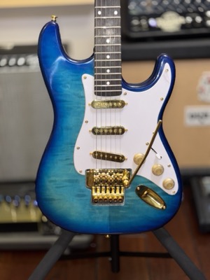 Fender Stratocaster Replica (Gold) (Angle 2)